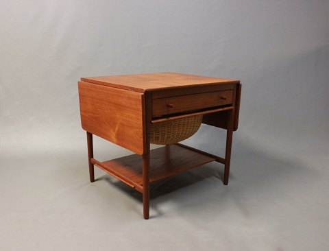 Sewing/Work table in teak, model AT-33, designed by Hans J. Wegner.
5000m2 showroom.