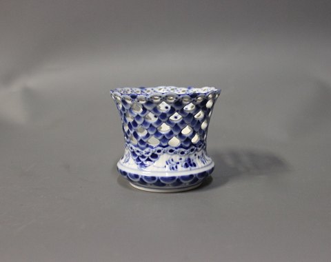 Royal Copenhagen blue fluted lace vase, #1/1015.
5000m2 showroom.