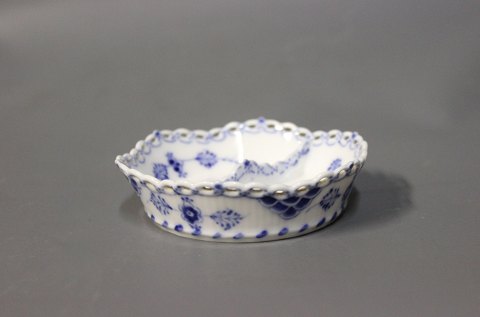 Royal Copenhagen blue fluted lace ashtray, #1/1137.
5000m2 showroom.