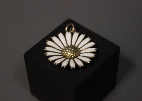 Daisy pendant in 925 sterling silver and enamel by Ka.La.
5000m2 showroom.