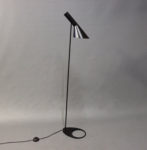 Arne Jacobsen sort gulvlampe fremstillet af Louis Poulsen. 
5000m2 udstilling.