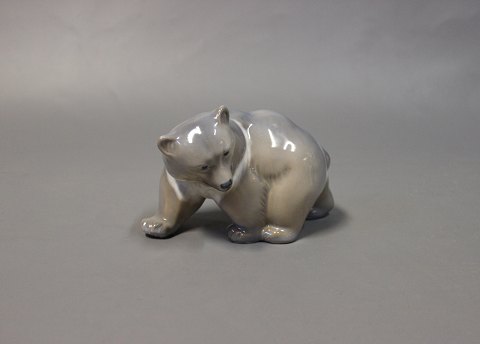 Royal Copenhagen porcelain figure, large bear, no.: 2841.
5000m2 showroom.