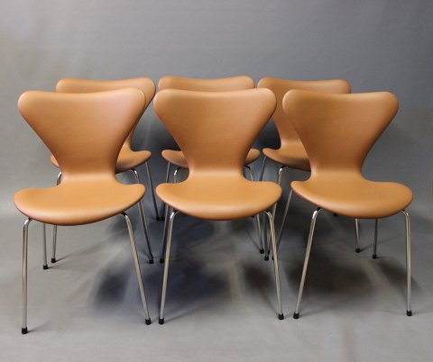 Et sæt af 6 Syver stole, model 3107, designet af Arne Jacobsen og fremstillet 
hos Fritz Hansen.
5000m2 udstilling.
