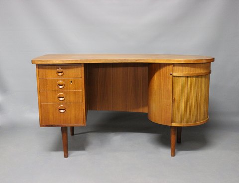 Desk in teak by Kai Kristiansen, from the 1960s.
5000m2 showroom.