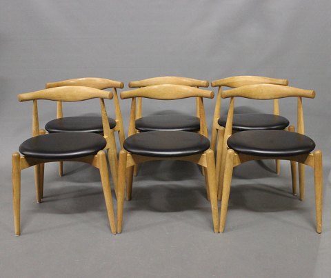 Et sæt af 6, Albuestolen, CH20, designet af Hans J. Wegner i 1956 og fremstillet 
af Carl Hansen & Søn i 2008.
5000m2 udstilling.