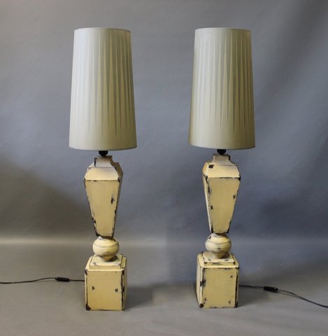 Tall tablelamps of painted metal with grey lamp shades from the 1960s.
5000m2 showroom.
