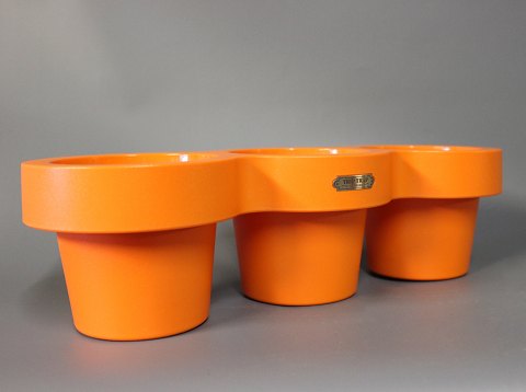 Trip Trap flowerpot in orange plastic.
5000m2 showroom.