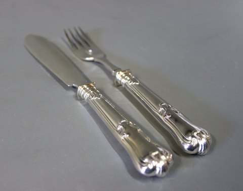A set of fish cutlery consisting of a knife and fork, hallmarked silver.
5000m2 showroom.