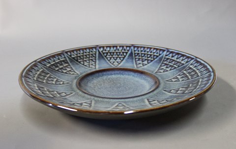 Keramik fad med blå glasur, nr.: 3345 af Søholm. 5000m2 udstilling.