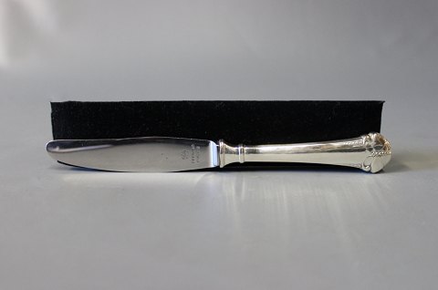 Dinner knife in Butterfly, hallmarked silver.
5000m2 showroom.
