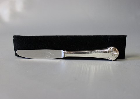 Frokostkniv i Sommerfugl, tretårnet sølv.
5000m2 udstilling.