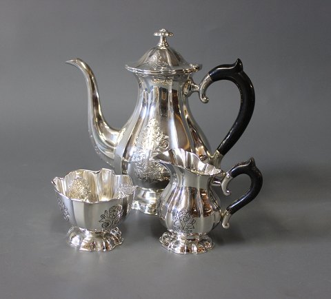 Coffee serving set consisting of coffee jug, cream jug and sugar bowl in 835 
silver and stamped H.Gr.
5000m2 showroom.