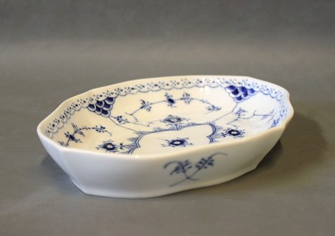 Royal Copenhagen blue fluted half lace dish, no.: 1/552.
5000m2 showroom.