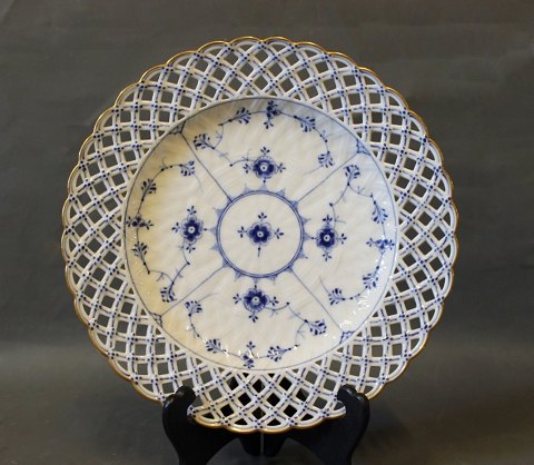 Royal Copenhagen blue fluted lace plate with cutaway ornamental edging and 
gilded edge, no.: 1/1098.
5000m2 showroom.