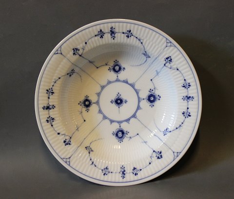 Royal Copenhagen blue fluted Deep lunch plate, no.: 1/168.
5000m2 showroom.