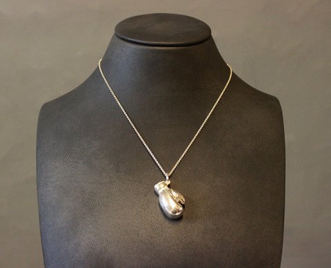 Pendant in the shape of a boxing glove in 830 silver.
5000m2 showroom.