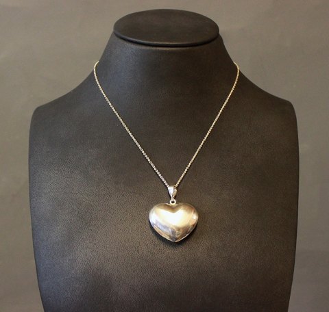 Pendant in the shape of a hearta nd of 925 sterling silver, stamped HS.
5000m2 showroom.
