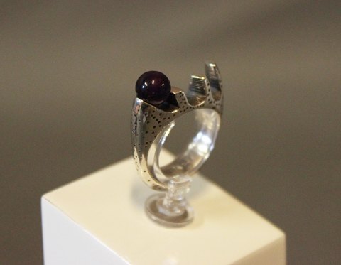 Ring i 925 sterling sølv med lilla sten stemplet Musse.
5000m2 udstilling.