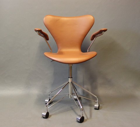 Gå vandreture træk vejret etc 7'er kontorstol, model 3217, med armlæn og drejefunktion af Arne Jacobsen  og Fri - Osted Antik & Design