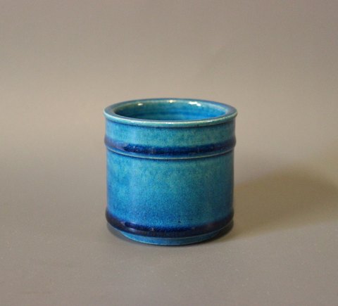 Lille keramik krukke med mørkeblå glasur af Herman A. Kähler.
5000m2 udstilling.