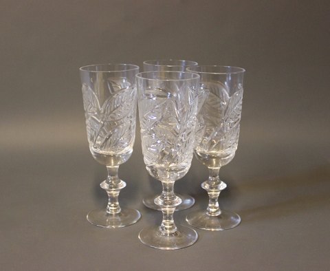 Set of 4 champagne glass decorated with leaf motives.
5000m2 showroom.