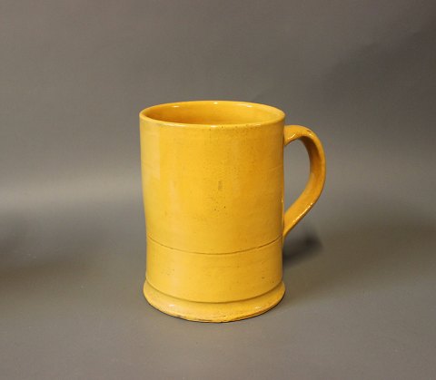 Ceramic jug in yellow glaze by an unknown artist.
5000m2 showroom.
