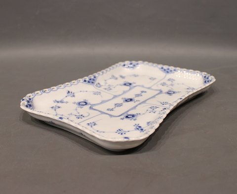 Royal Copenhagen blue fluted lace oblong dish, no.: 1/1195.
5000m2 showroom.