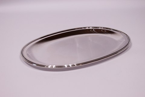 Simpel ovale silver dish by Svend Toxværd in 925 sterling.
5000m2 showroom.