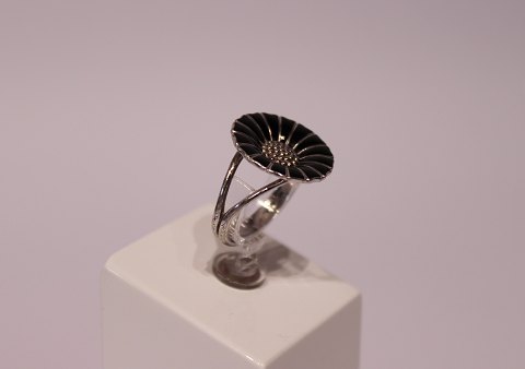 Sort Marguerit ring i 925 sterling sølv.
5000m2 udstilling.
