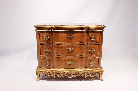 Rococo chest of drawers in walnut decorated with gold leaf from Denmark from the 
1880s.
5000m2 showroom.