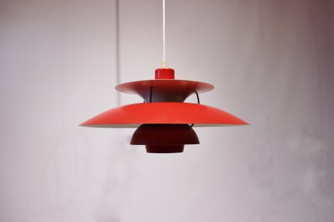 PH5 pendant designed by Poul Henningsen in 1958 and manufactured by Louis 
Poulsen.
5000m2 showroom.