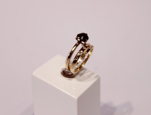 14 ct. gold ring with small diamonds and black ston.
5000m2 showroom.