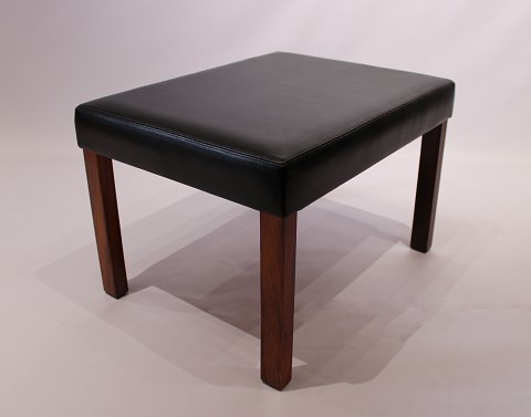 Stool with legs of rosewood and upholstered with black leather of danish design 
from the 1960s.
5000m2 showroom.

