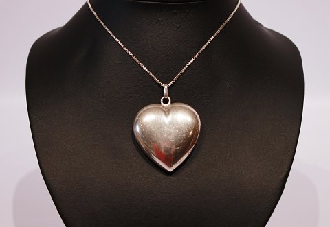 Large pendant in the shape of a heart in 925 sterling silver.
5000m2 showroom.