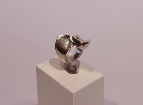 Simpel ring in 925 sterling silver.
5000m2 showroom.
