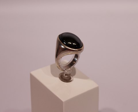 Ring with large blood stone, stamped W and of 925 sterling silver.
5000m2 showroom.
