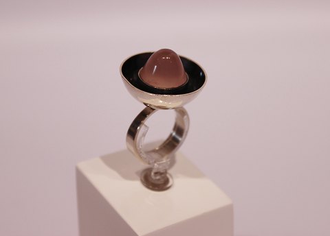 Ring med rosa sten, stemplet From og af 925 sterling sølv.
5000m2 udstilling.