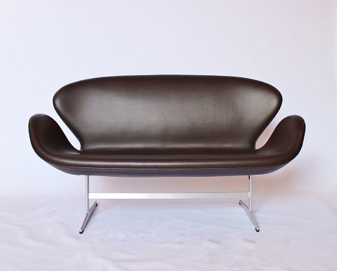 Svanesofa - Model 3321 - 2 pers. - Mørke brunt læder - Arne Jacobsen - Fritz 
Hansen
Flot stand
