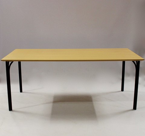"Tobago" spisebord, model 8116, i bøg og sort pulverlakeret ben af Nanna Ditzel 
og Fredericia Møbelfabrik.
5000m2 udstilling.
