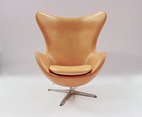 The Egg - Model 3316 - Stool - Model 3127 - Arne Jacobsen - Fritz Hansen