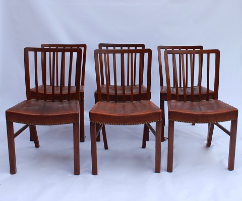 Set of 6 dining chairs in light mahogany and originally upholstered with 
patinated leather by Fritz Hansen from the 1940s.
5000m2 showroom.