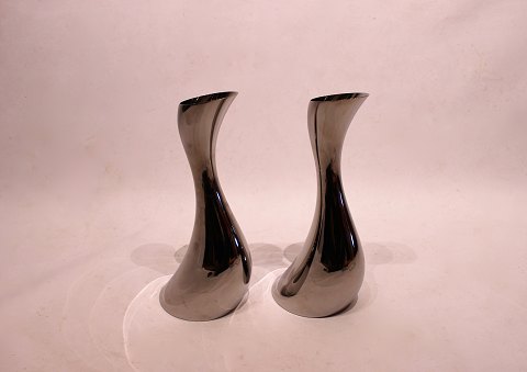 A pair of Cobra 
candlesticks in steel by Georg Jensen.
5000m2 showroom.
