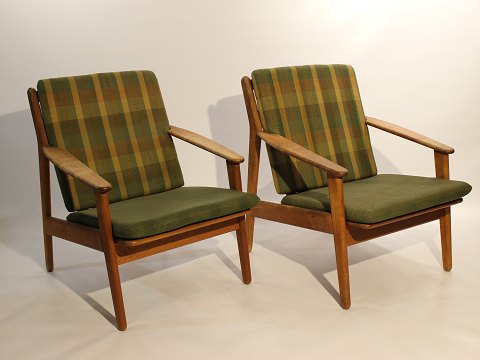 Et par hvilestole i eg og polstret i grønt stof, model J55, af Poul M. Volther 
for FDB, 1961.
5000m2 udstilling.
