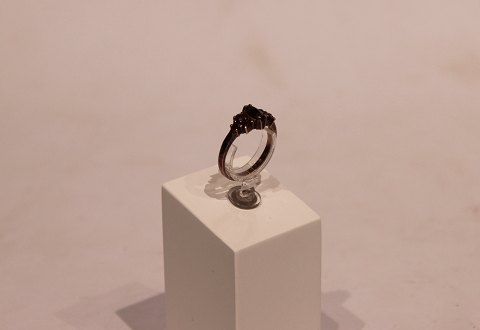 Ring of 8 ct. gold 
with garnets stamped JAa.
5000m2 showroom.