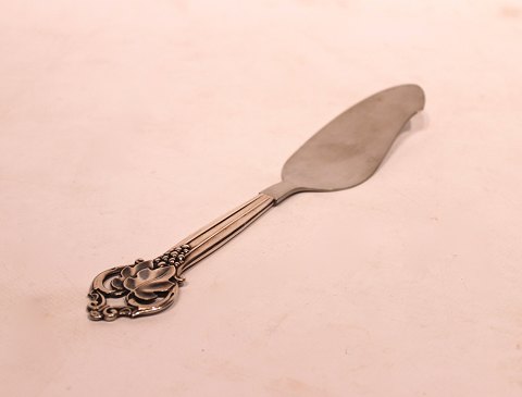 Cake server decorated with grape vines of hallmarked silver.
5000m2 showroom.