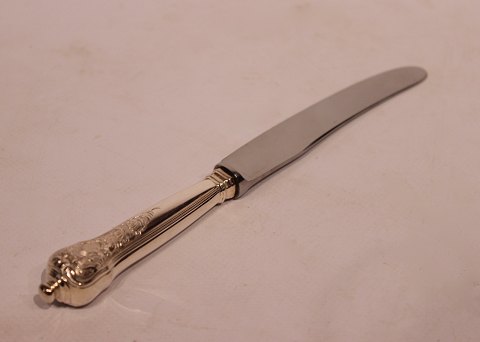 Dinner knife in the pattern Rosenborg by A. Michelsen and of hallmarked silver.
5000m2 showroom.