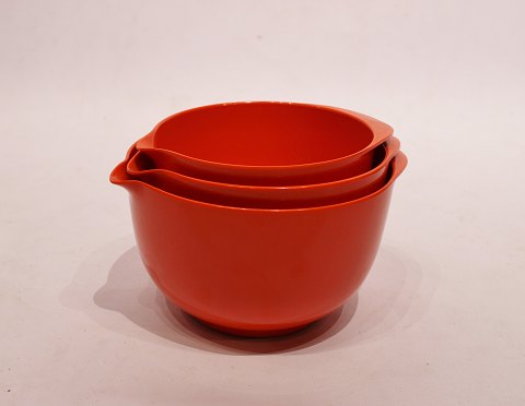 Set of Magrethe bowls by Rösti in orange and different sizes from the 1960s.
5000m2 showroom.