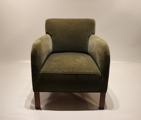 Easy chair upholstered with green fabric of danish design from the 1960s.
5000m2 showroom.