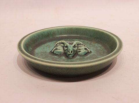Keramik fad i grønne og turkise farver med vædder motiv af Hugo Liisberg for 
Saxbo.
5000m2 udstilling.
