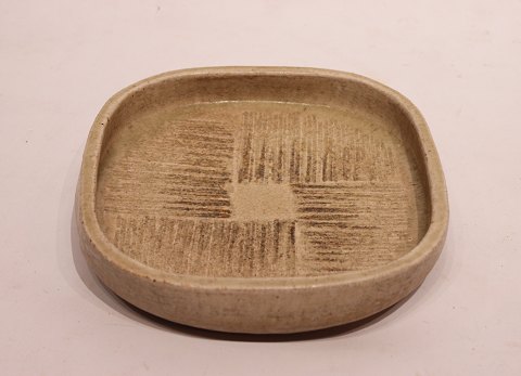 Ceramic dish in beige, no.: 301, by Eva Stæhr Nielsen for Saxbo from the 1960s.
5000m2 showroom.